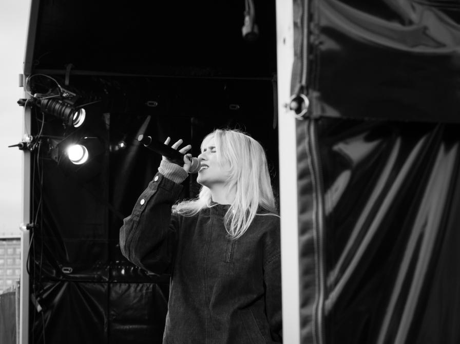 Ella Augusta til Næver Tell Festival 2025. Fotokreditering: Lea, Næstved Bibliotek og Borgerservice.